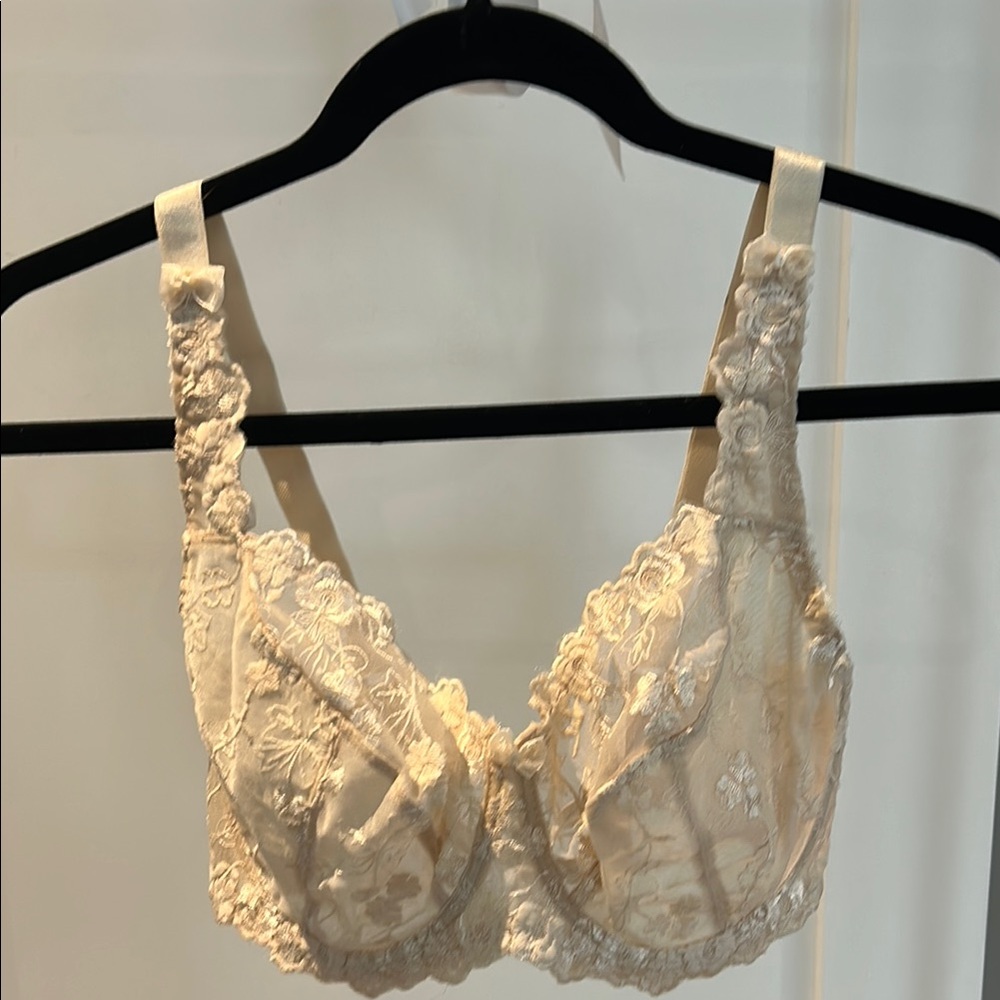 Cream Lace Full Coverage Bra with Floral Detailing